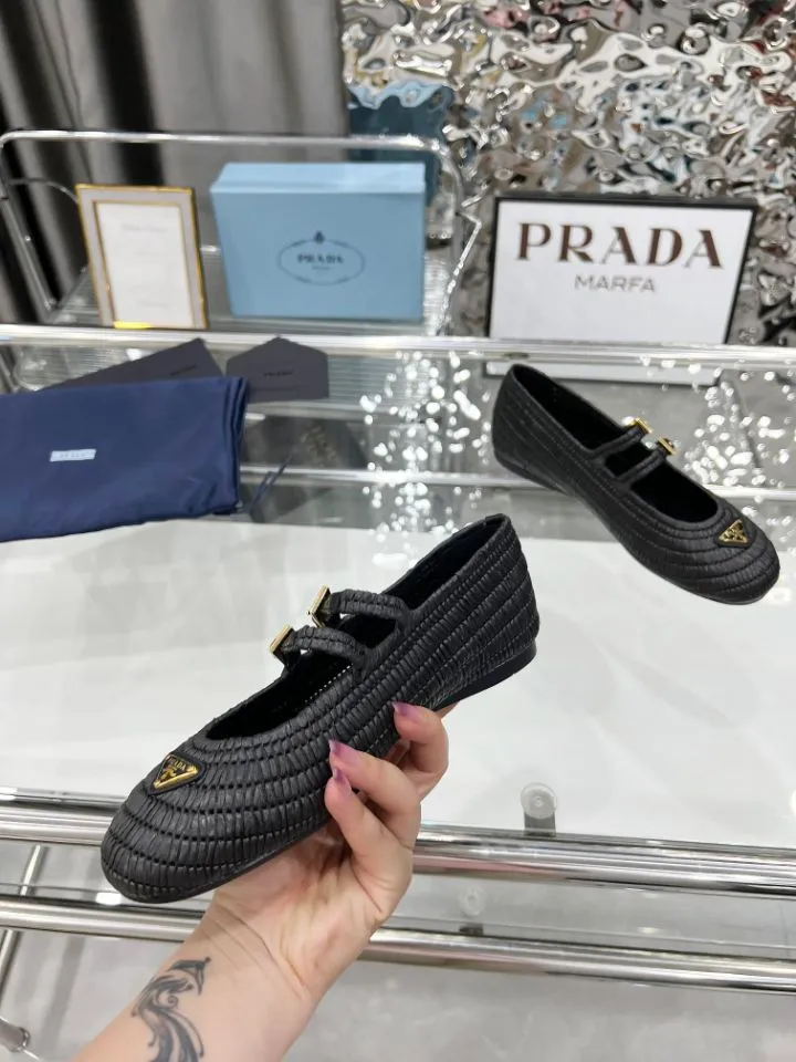 👟👟Ex-factory price 660👟👟 25ss ❤❤PRADA new summer espadrille shoes PRAD summer limited Prada espadrille shoes This time, the ballet shoe silhouette reinterprets the classic from a new seasonal perspective. Prada's summer style reflects the brand's ever-evolving aesthetic 🔥 Softly deconstructed flat silhouettes 🔥 Rooted in a new concept of formal style. 🔥Female elements are reinterpreted with a light attitude, and natural materials enhance the seasonal atmosphere. 🔥Add texture and lazy elegance. The entire pair of shoes has 3888 holes with intricate workmanship. The imported raffia is all hand-woven. The original version is made 1:1. Sizes 35-41 (no rush orders!!!)